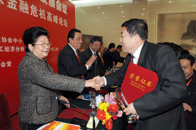 人大常委會(huì)副委員長(zhǎng)，全國(guó)婦聯(lián)主席：顧秀蓮為我司董事長(zhǎng)、總經(jīng)理：黃毅頒獎(jiǎng)